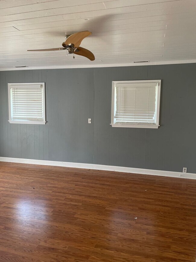 Building Photo - 3 Bedroom / 2 Bath Home Near Campus!