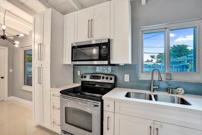 Building Photo - 4670 SW 25th Ave