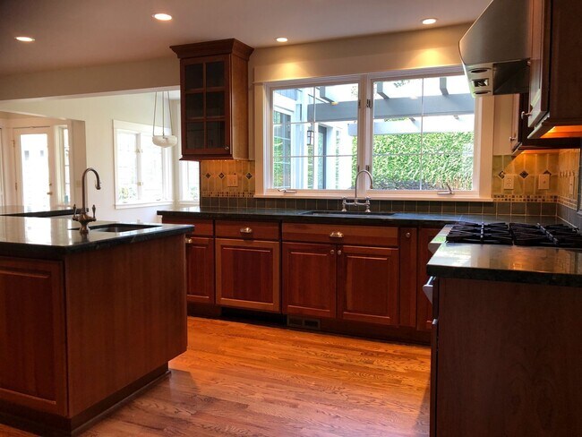 Building Photo - Elegant and Luxury home in Medina, 5 bedro...