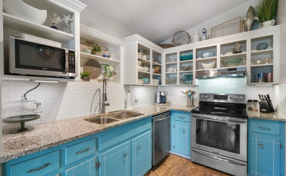 Building Photo - 613 W Caladium Cir