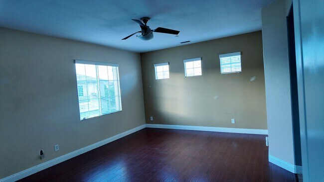 Building Photo - Beautiful 4-Bedrooms Home - Across from La...