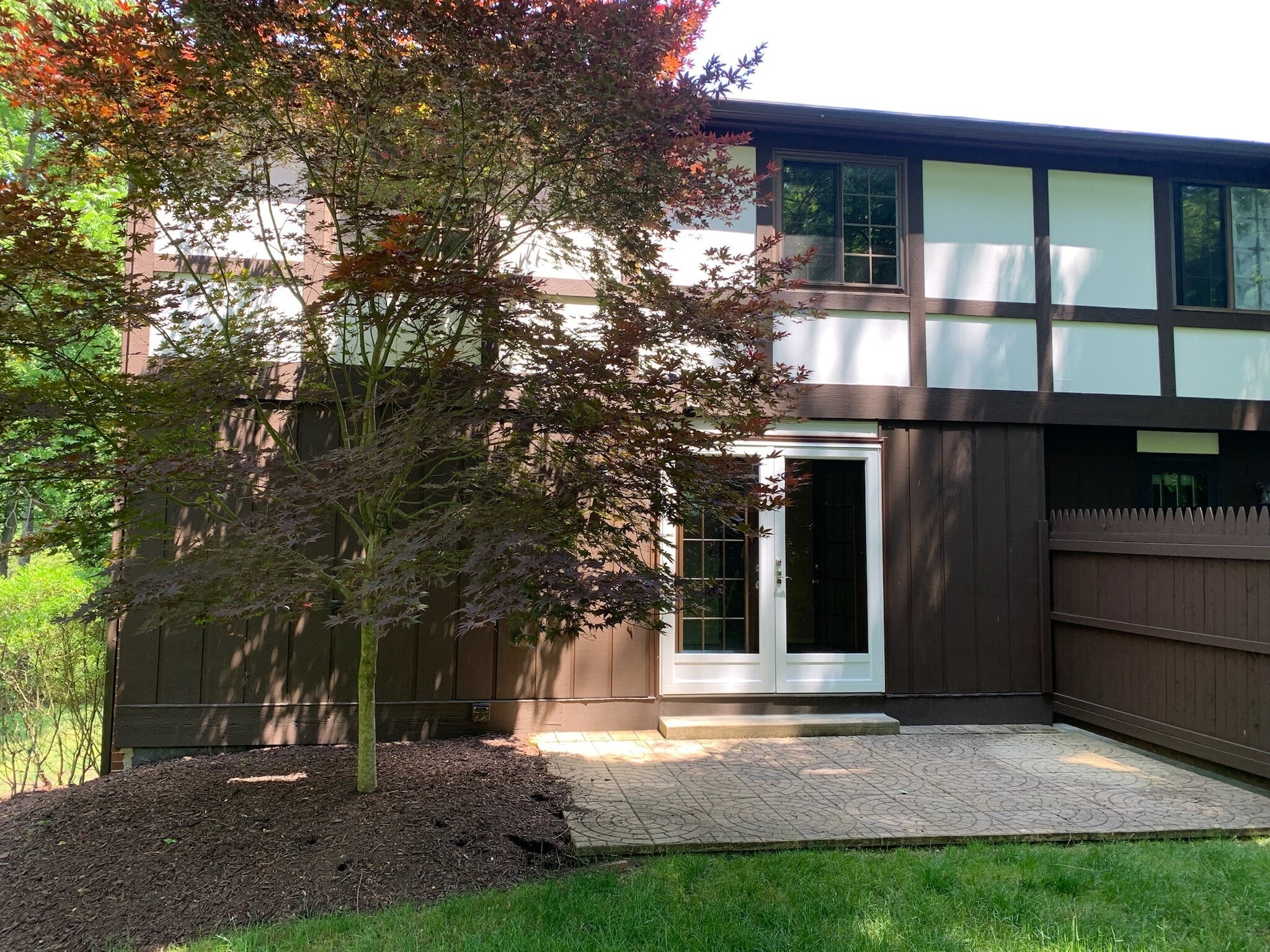 Building Photo - 111 Little Glen Dr