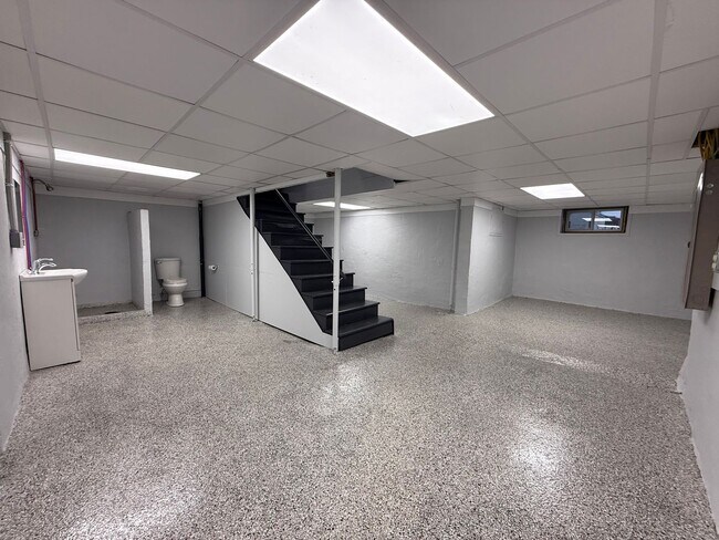 Building Photo - 313 E Bernard Ave