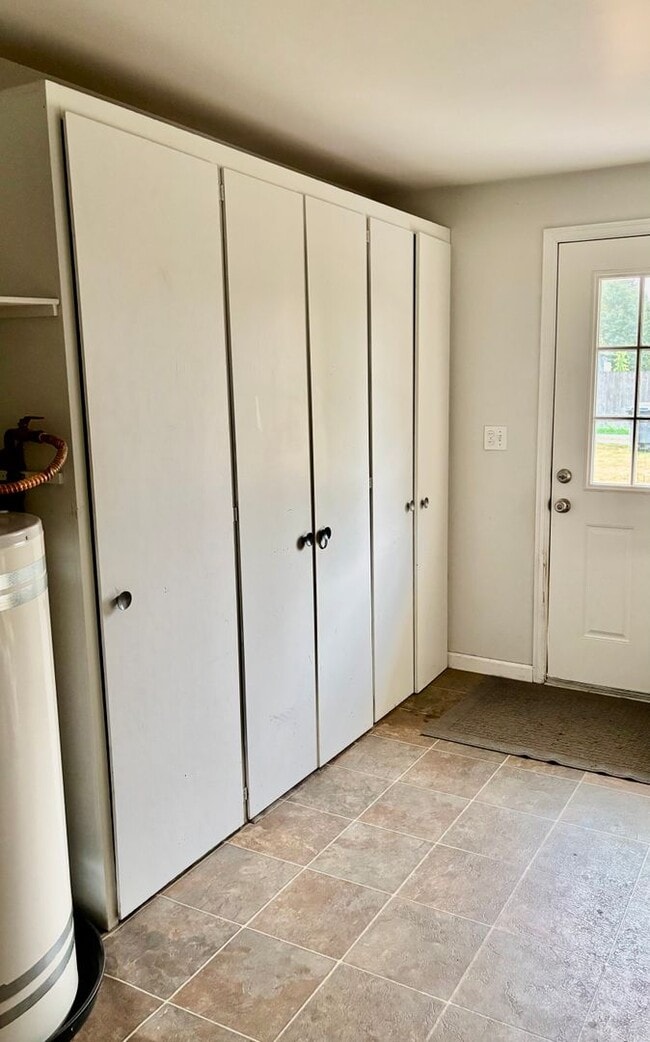 Building Photo - $250 move-in credit! 2 Bed / 1 Bath Downto...