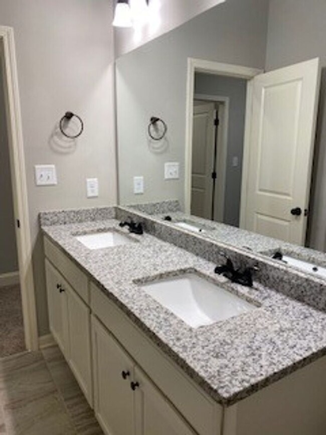Building Photo - 3 Bedrooms 2.5 Baths  Condo in Downtown Watkinsville!