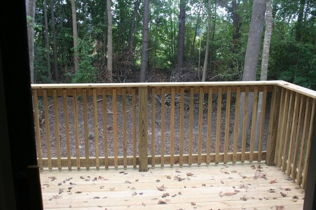 Building Photo - Convenient, in town living with garage!