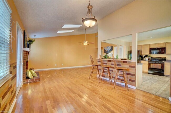 Building Photo - 624 Willow Bend Dr