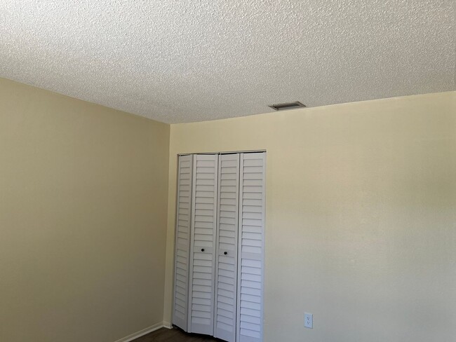 Building Photo - Annual 3 Bedroom 2 bath Duplex $1,795 a month