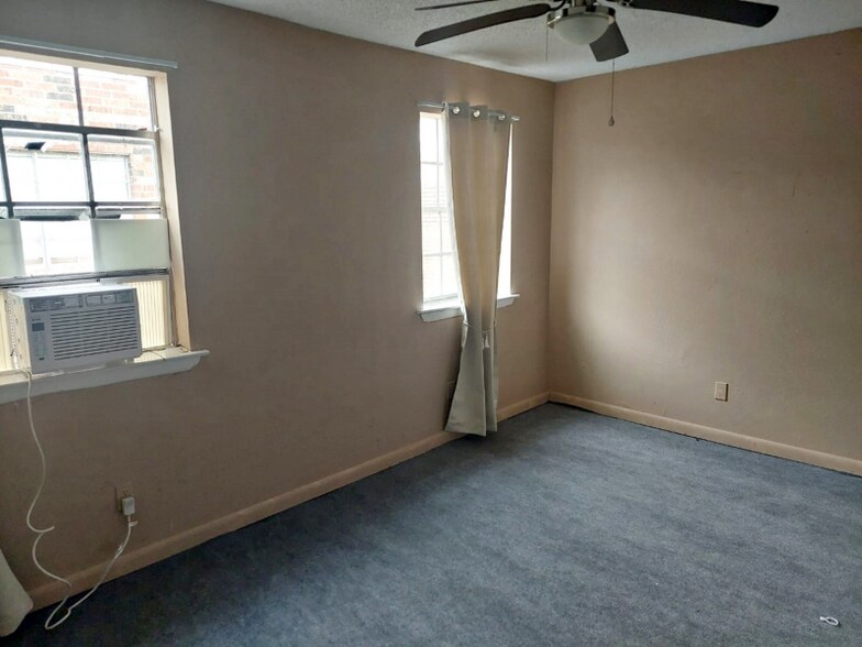 Building Photo - 2117 Giuffrias Ave