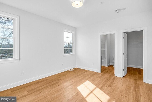 Building Photo - 123 S Washington St