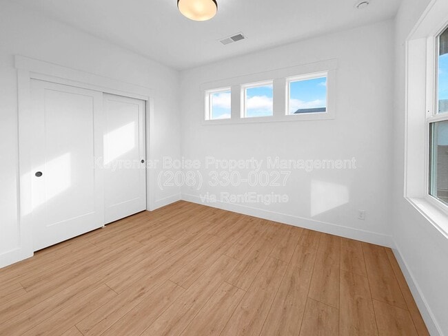 Building Photo - 891 N Gracie Ave