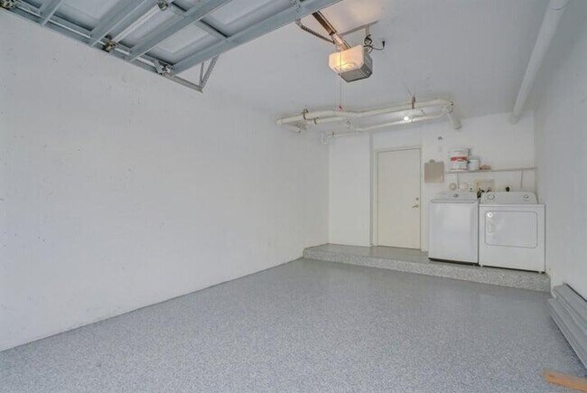 Building Photo - 1700 Crestwood Ct S