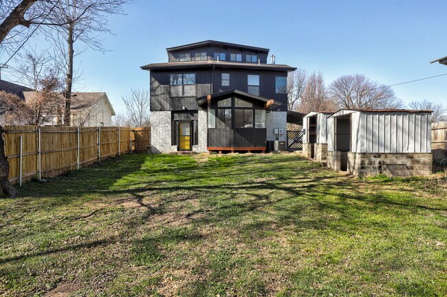 Building Photo - 608 E Eufaula St