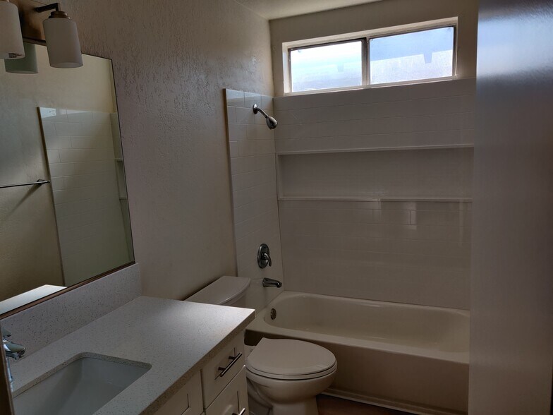 Building Photo - 18526 Rio Seco Dr