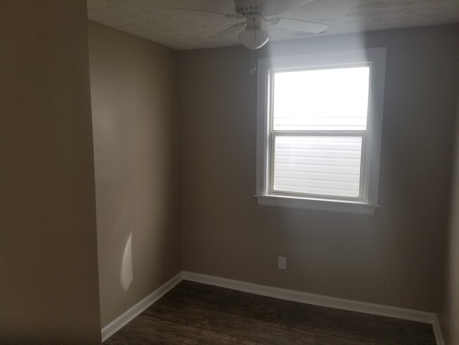 Building Photo - 3 bedroom, 1 Bath $800 No Pets Call (304) ...