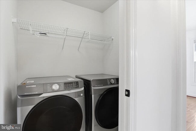 Building Photo - 4550 Fair Valley Dr