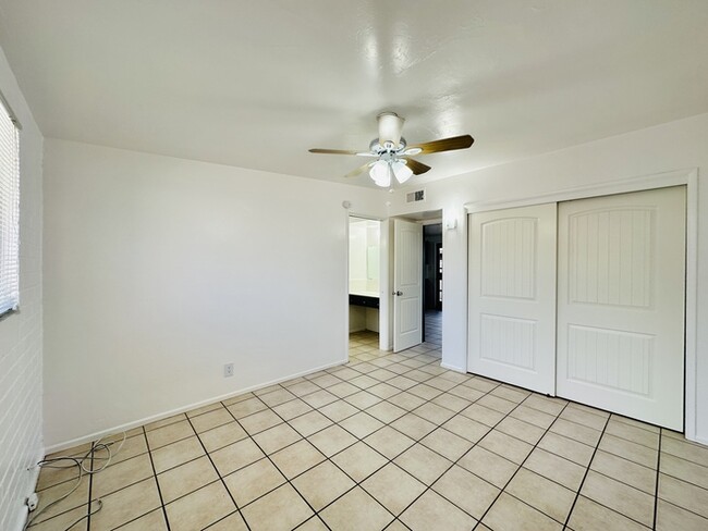 Building Photo - 2 Bedroom 1.5 Bath in Desired Area w/ Fenc...