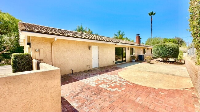 Building Photo - Wonderful Single Story Ranch Style Home on Sprawling Country Property in Vista!