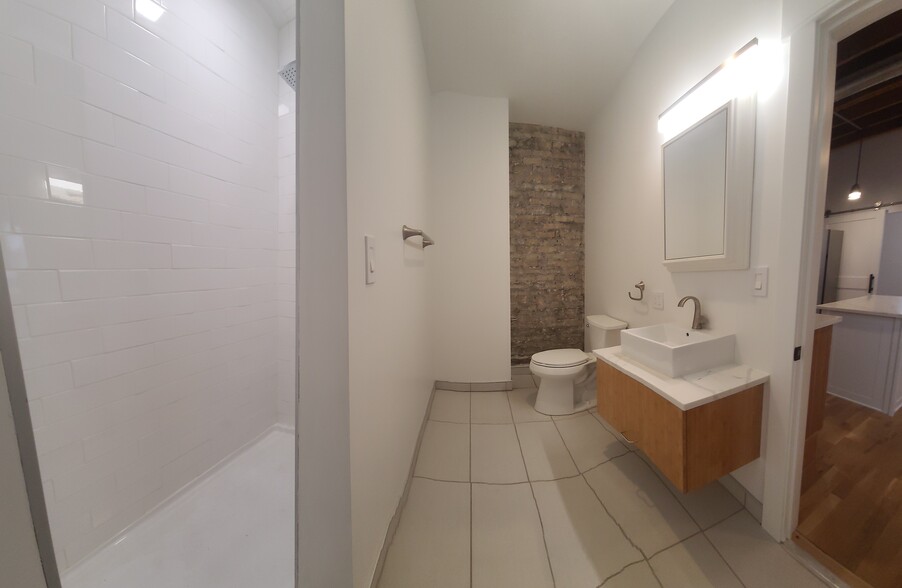 Bath - 2886 S Archer Ave