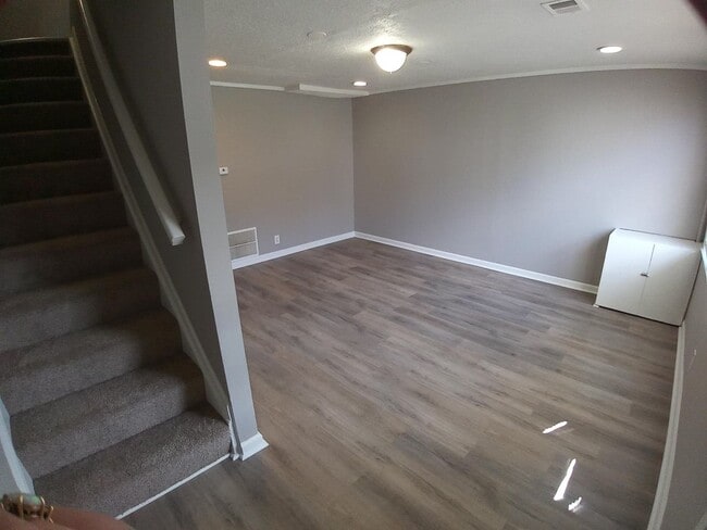 Building Photo - 3Br/1.5Ba Fully Renovated Townhouse