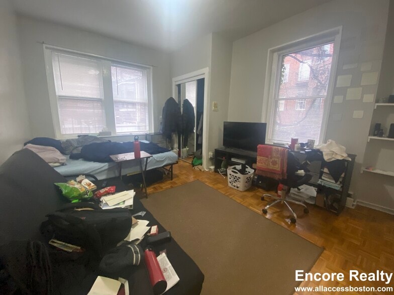 Building Photo - 40 Anderson St