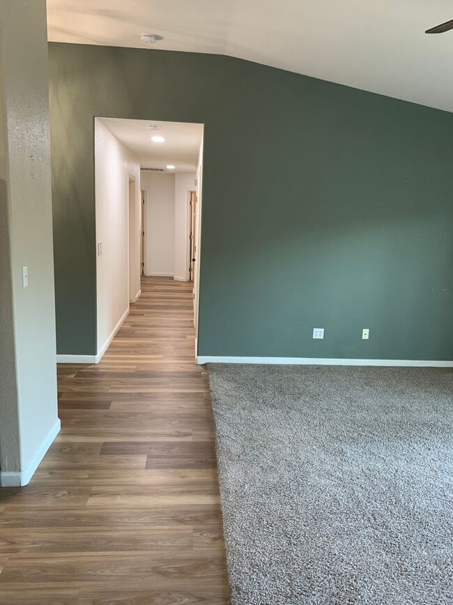 Building Photo - 3 Bedroom 2 Bath Home