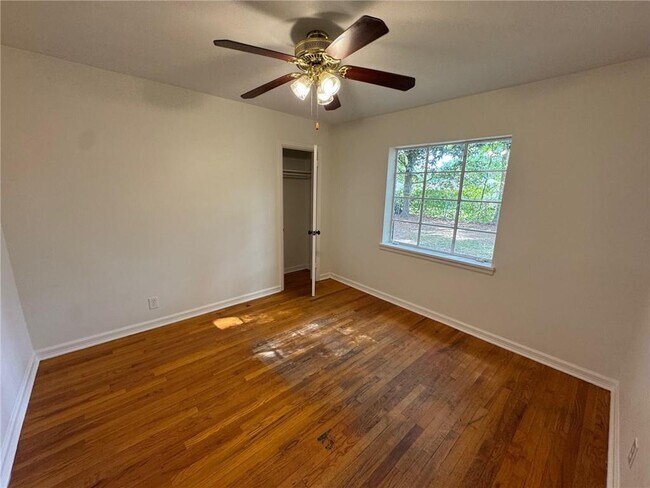 Building Photo - 713 Iris Ave