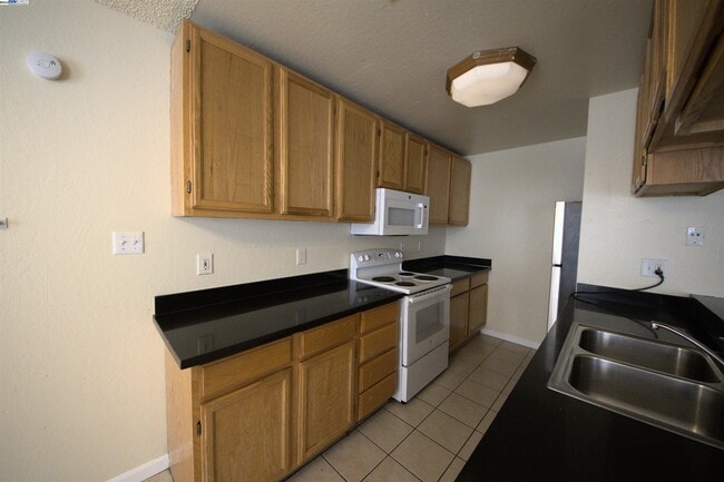 Building Photo - 1214 Sycamore Dr