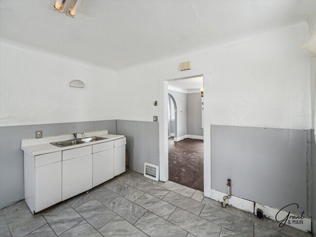 Building Photo - $1200 Bungalow