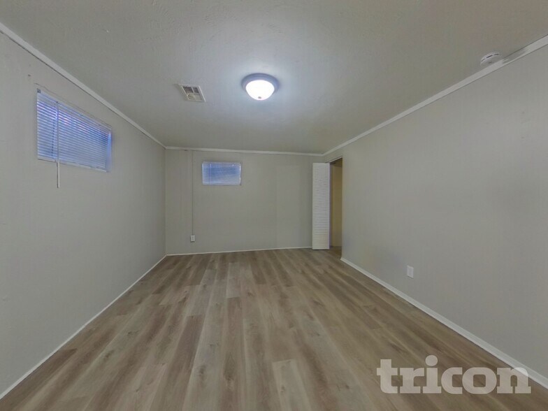 Building Photo - 5674 W Chestnut Ave