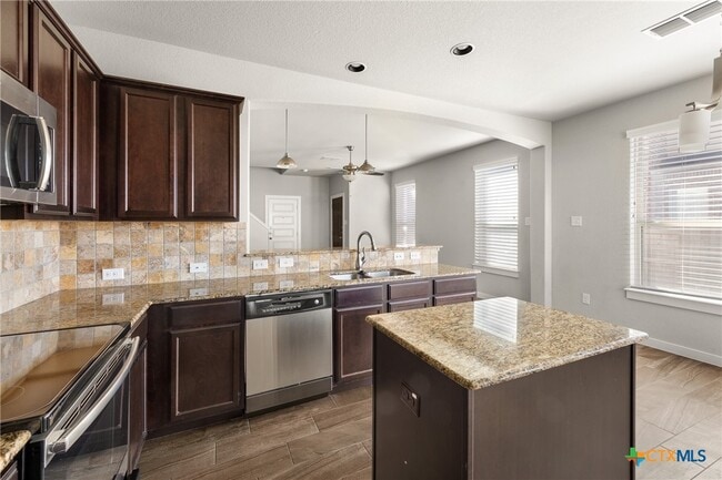 Building Photo - 561 Creekside Frst