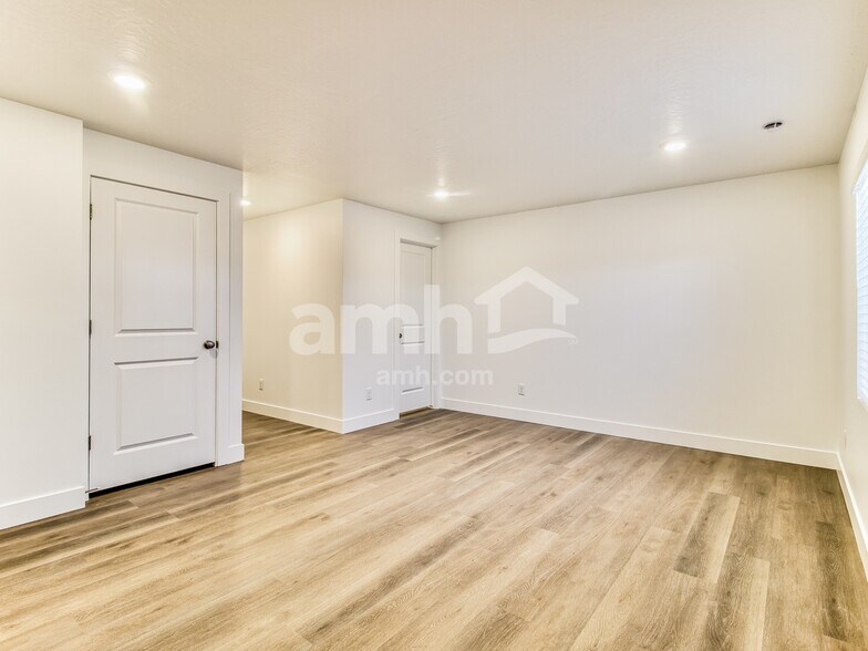 Building Photo - 7697 Castleton Ln