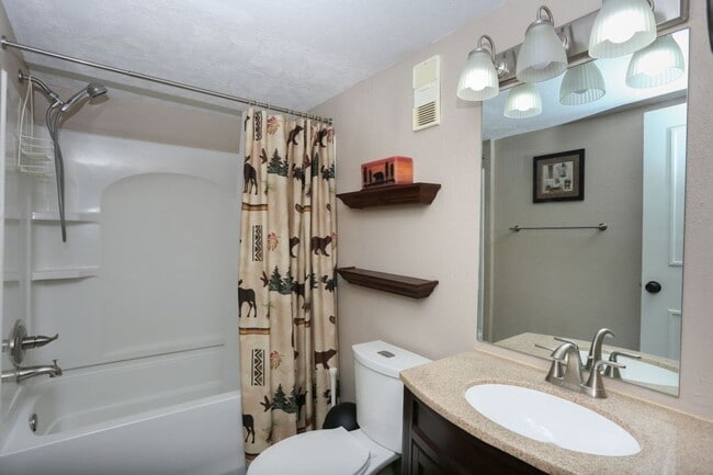 Building Photo - 2 Bedroom in Wildernest!  Summer lease!