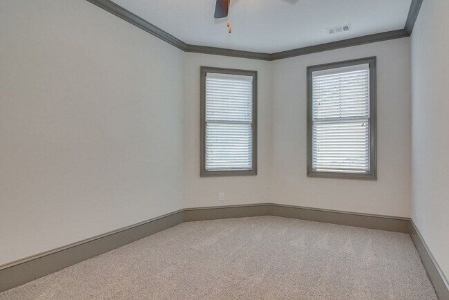 Building Photo - 3057 Leaning Oak Way