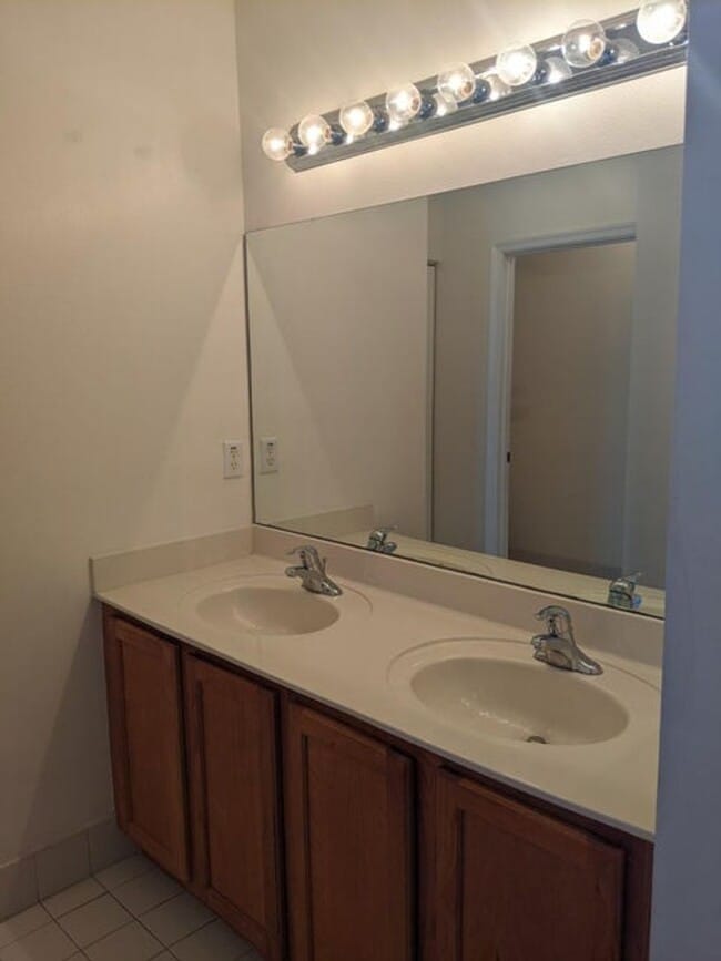 Building Photo - 2226 Oakmont Dr