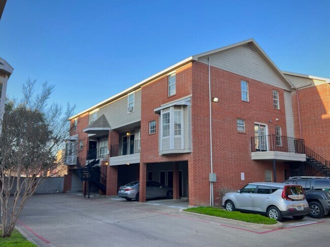 Building Photo - Updated 2 bed 2.5 bath steps away from Campus!