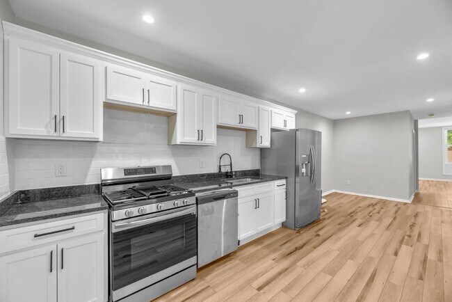 Primary Photo - 2042 E Fayette St