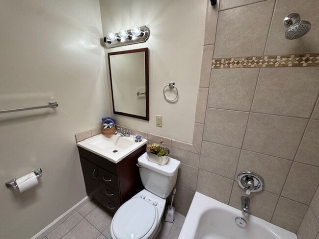 Building Photo - Charming 3-Bedroom Home for Rent in Serra ...