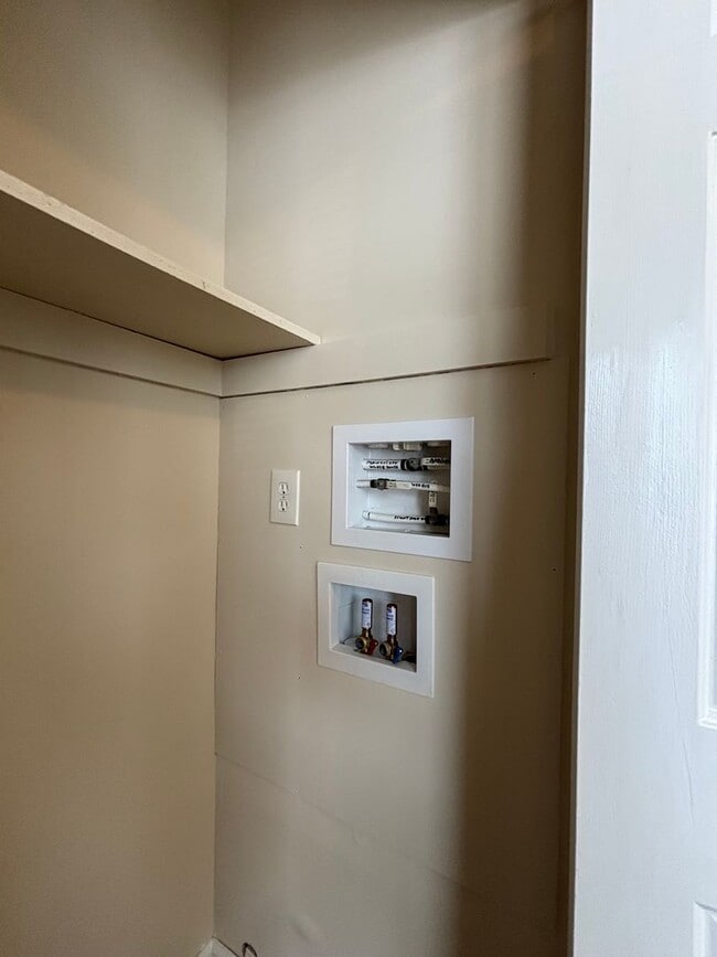 Building Photo - Beautiful 3 bedroom 1.5 Bath Fully Remodel...