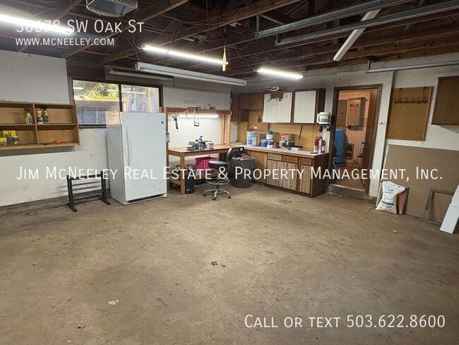 Building Photo - 56678 SW Oak St