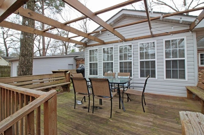 Building Photo - 303 Dobbs Dr SE
