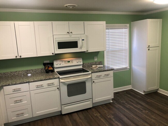 Building Photo - Four bedroom, 2 bath house in Burlington