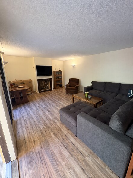 Building Photo - 3810 Saxon Dr