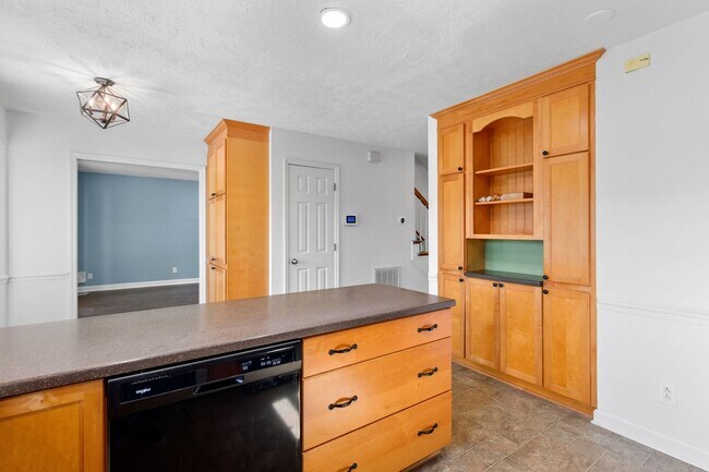Building Photo - Beautiful 4 Bedroom/ 2 Story Home