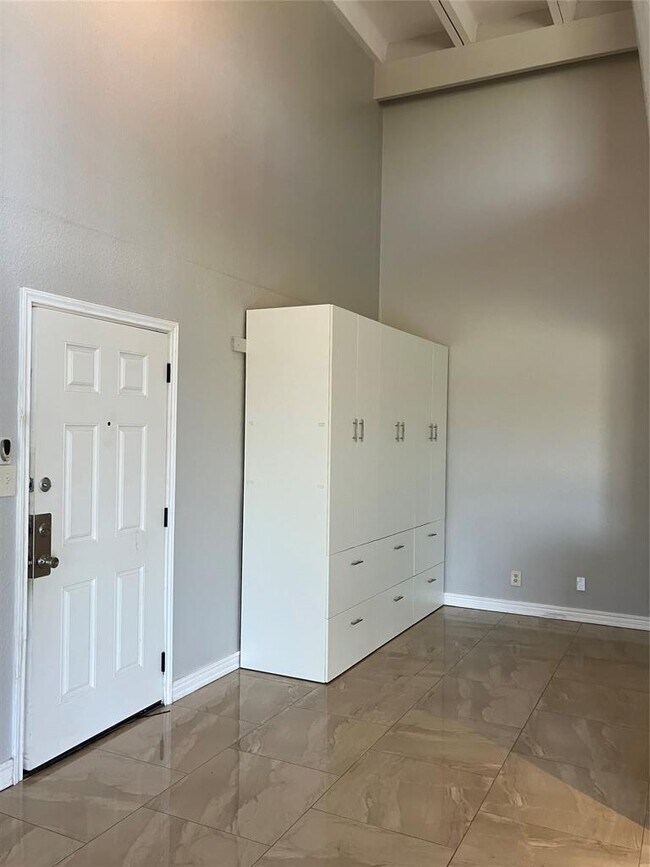 Building Photo - 5918 Lago Vista Way
