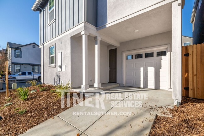 Building Photo - 220 Cinema St