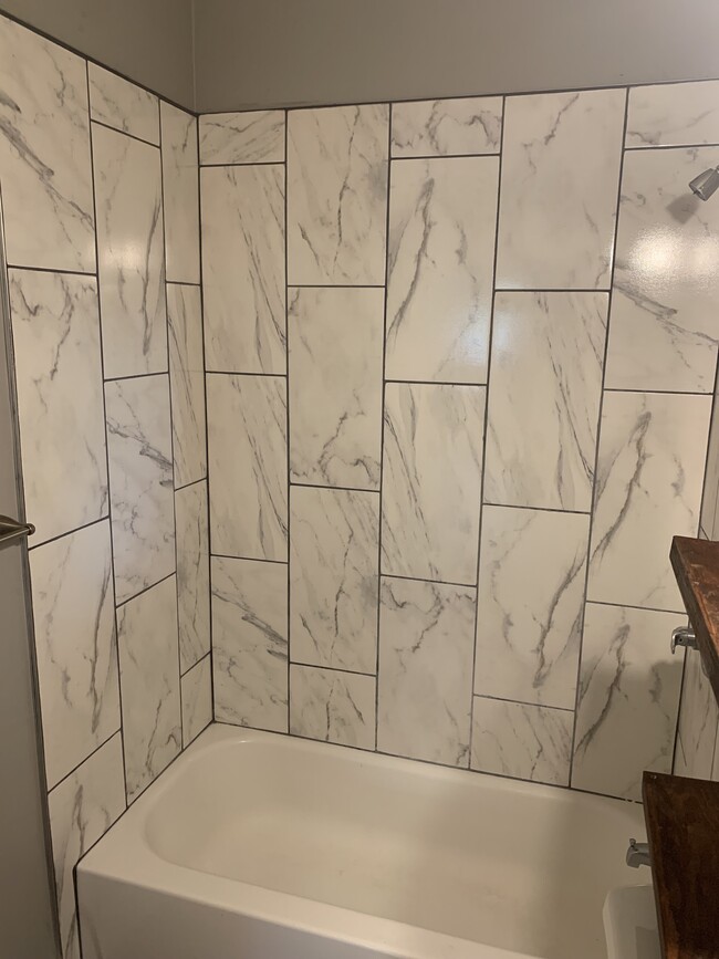 tiled tub/shower - 114 N jacobus ave