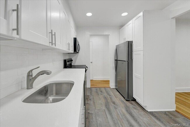 Building Photo - 3840 Greystone Ave