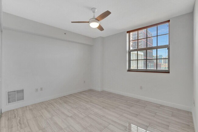Building Photo - 610 Clematis St