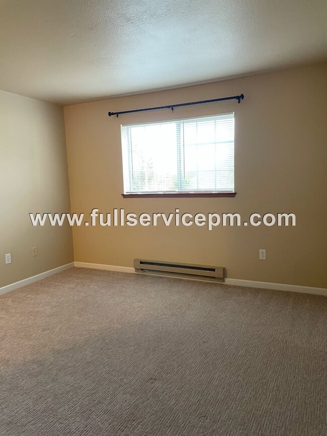 Building Photo - Great Find!!Spacious, condo w/ master